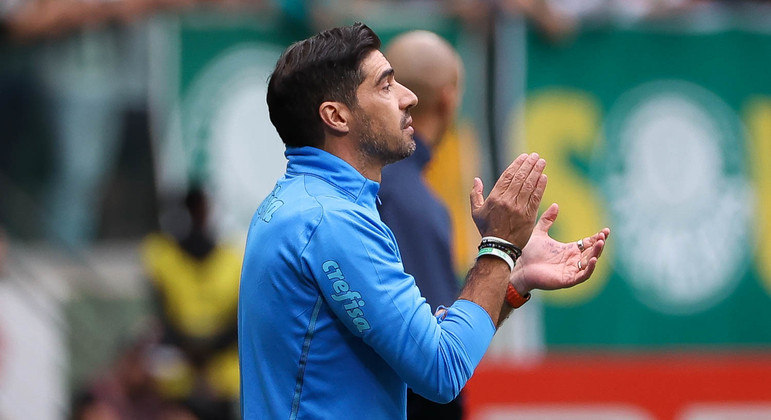 Abel Ferreira aplaude jogada do Palmeiras em vitória sobre o Goiás pelo Brasileirão no Allianz