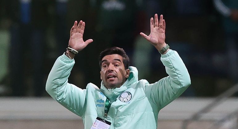 Abel orienta o Palmeiras durante o confronto contra o Emelec pela Libertadores no Allianz