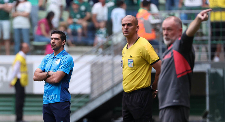 Abel Ferreira observa os jogadores do Palmeiras durante o embate contra o Internacional