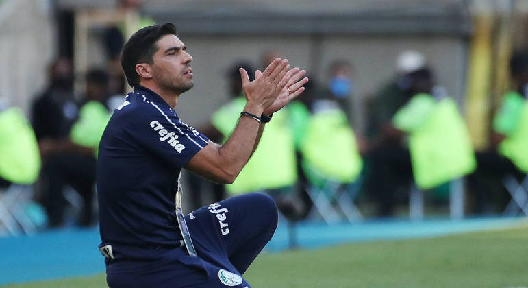 Abel Ferreira gesticula durante a final da Libertadores entre Palmeiras e Santos