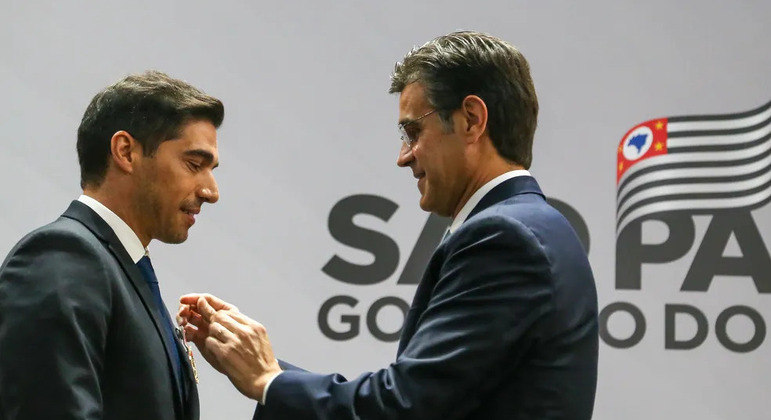Abel Ferreira recebe medalha do governador de São Paulo, Rodrigo Garcia