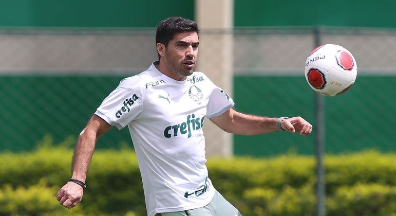 Abel Ferreira, que renovou com o Palmeiras até 2024, se arrisca com a bola durante o treino