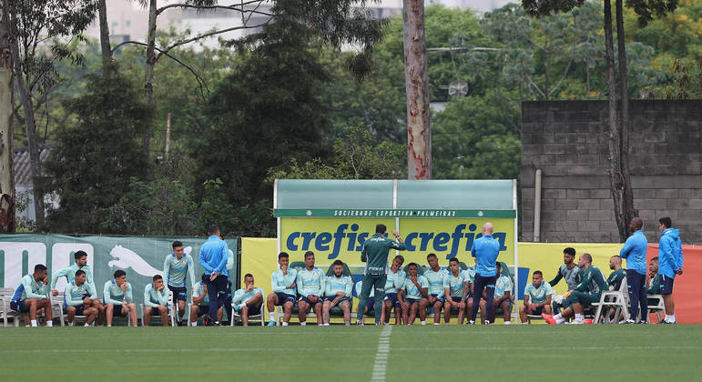 Abel Ferreira conversa com o elenco do Palmeiras antes do treino visando o Avaí no Allianz