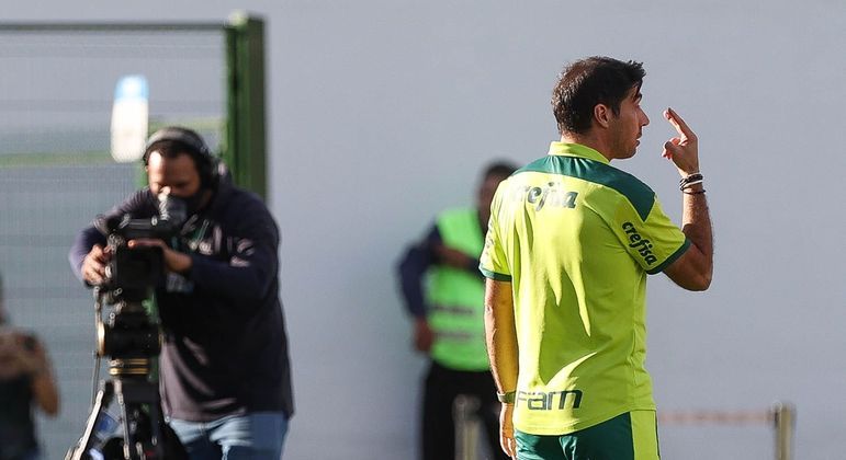 Abel Ferreira orienta o Palmeiras durante a partida contra o Goiás pelo Brasileirão 2022