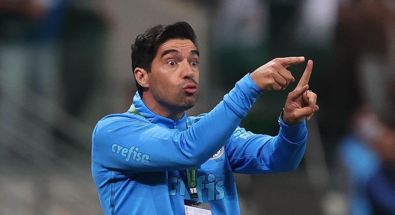 Abel faz gestos para os jogadores do Palmeiras no confronto contra o Táchira pela Libertadores