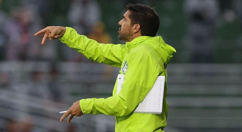 Abel Ferreira troca formação tática do Palmeiras durante o empate com o RB Bragantino