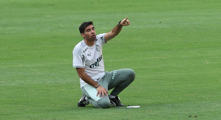 Abel Ferreira orienta seus jogadores durante um treino do Palmeiras nesta temporada