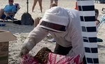 Enquanto os salva-vidas da praia mantinham os banhistas afastados do local. O apicultor acredita que as abelhas aterrissaram na praia depois de seguirem uma rainha até láVeja também: Jacaré gigantesco encara tubarão fujão perto de crianças nadando