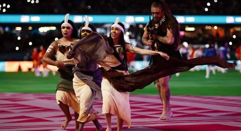 Demonstrações de cerimônias e danças tradicionais se misturaram à música e ritmos contemporâneos na abertura.