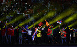 As bandeiras das 32 seleções que vão participar do Mundial foram carregadas por participantes da cerimônia