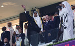 O emir do Catar, Tamim bin Hamad al Thani, acenou para o público ao chegar ao estádio Al Bayt