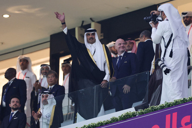 O emir do Catar, Tamim bin Hamad al-Thani, acenou para o público ao chegou ao estádio Al Bayt