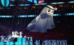 A mascote do Mundial do Catar, La'eeb, sobrevoou nos minutos finais do show da cerimônia de abertura