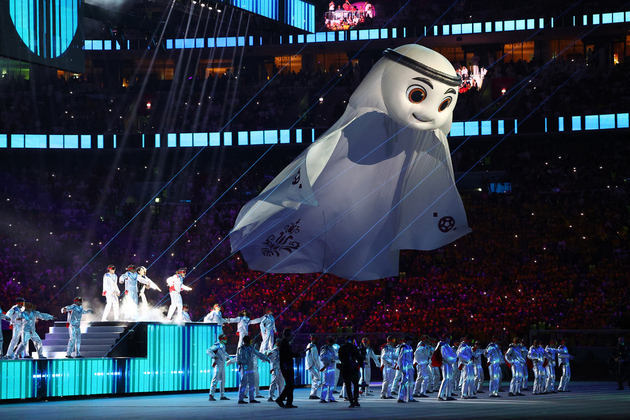 O mascote do Mundial do Catar, La'eeb, sobrevoou nos minutos finais do show da cerimônia de abertura