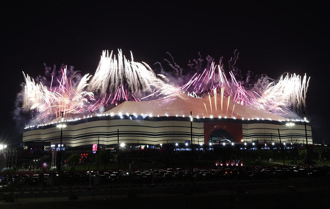 O fim da cerimônia de abertura contou com um show de fogos de artifício na parte de fora do Al Bayt