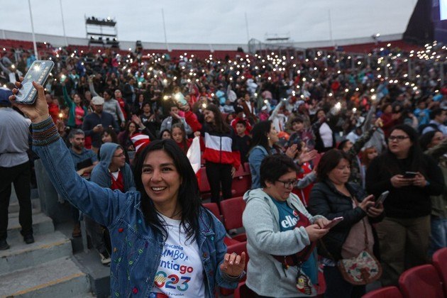 Público se reuniu nas arquibancadas do estádio Nacional do Chile para acompanhar a abertura