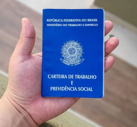 SAQUE-PIS-CARTEIRA-TRABALHO - GERAL - Carteiras de trabalho na cidade de Curitiba. Trabalhadores de empresas privadas nascidos em janeiro podem sacar o abono do PIS nas agências da Caixa Econômica Federal a partir desta terça-feira (8). Têm direito ao pagamento aqueles que trabalharam com registro formal em 2022 por pelo menos 30 dias, recebendo, em média, dois salários mínimos nacionais. 09/02/2022 - Foto: EDUARDO MATYSIAK/FUTURA PRESS/FUTURA PRESS/ESTADÃO CONTEÚDO