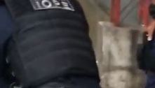 Justiça analisa vídeo, vê GCM com sacola de drogas e solta vendedor negro torturado e preso por tráfico