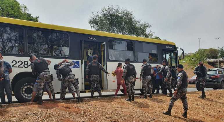 Passageiros são abordados pela Polícia Militar