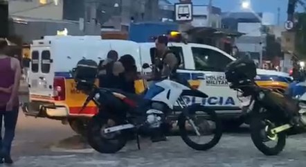 Policial militar tenta imobilizar mulher 