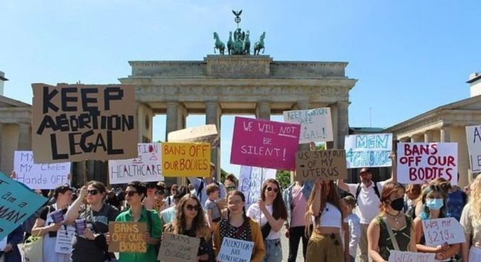 Mulheres se manifestam pela garantia de direitos relacionados ao aborto na Alemanha