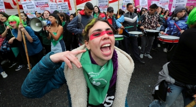 PopulaÃ§Ã£o argentina se manifestou durante o debate da lei do aborto no Senado