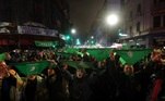 Mulheres seguram os lenços verdes símbolo da luta pela descriminalização do aborto na Argentina