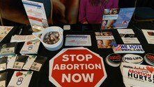 Pró-vida festejam enquanto defensores do aborto prometem seguir lutando nos Estados Unidos 