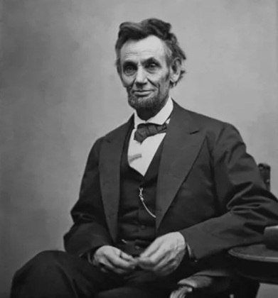 Abraham Lincoln tinha 56 anos e estava no cargo desde 1861. Ele é considerado um dos mais importantes presidentes da história americana. 