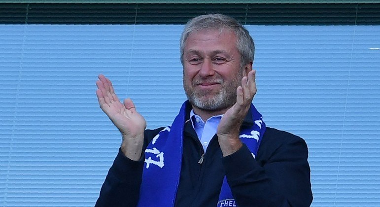 O proprietário russo do Chelsea, Roman Abramovich, aplaude após conquista de título