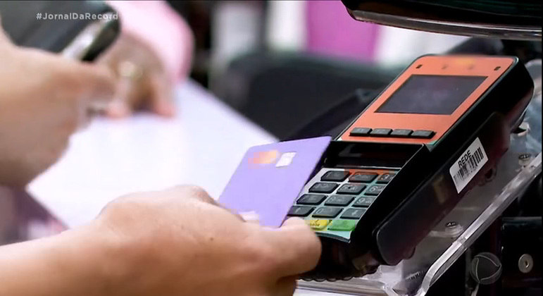 Compra feita com cartão de crédito; entidades aderem ao movimento para manter parcelamento sem juros