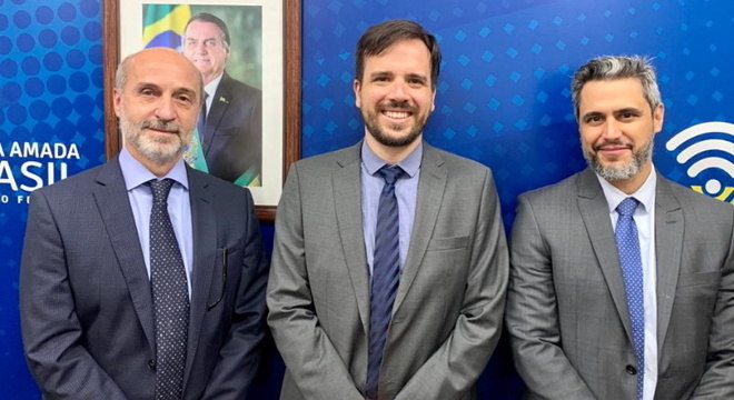Presidente da Abratel, Márcio Novaes, conselheiro empossado, Carlos Manuel Baigorri, e o presidente da Anatel, Leonardo Euler 
