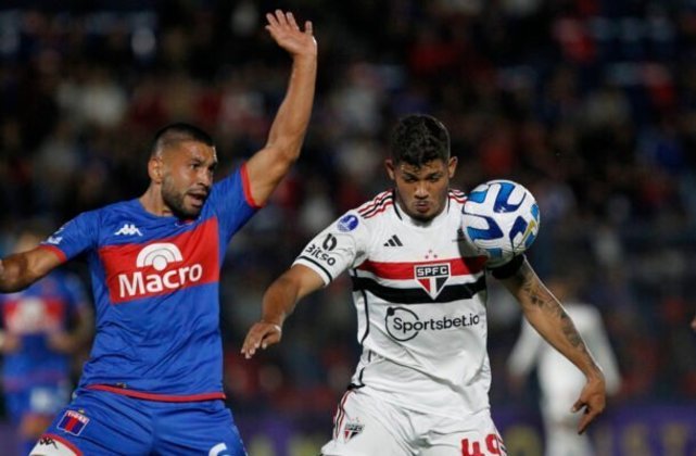 ABRIL: No mês seguinte, o São Paulo voltou a atuar e reencontrou o Tigre, da Argentina, pela primeira vez desde a polêmica final da Sul-Americana de 2012. Em Buenos Aires, o Tricolor venceu por 2 a 0, com dois gols de Erison