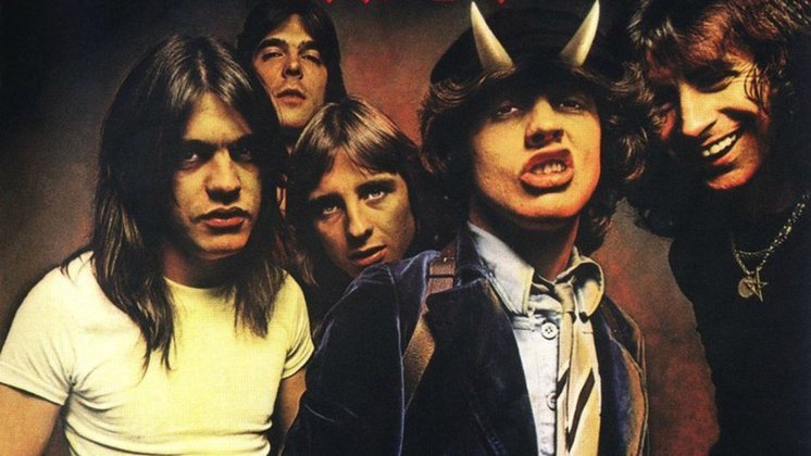  AC-DC - Icônica banda australiana, era totalmente Glam no início (1973). Fundada pelos irmãos Malcolm e Angus Young, chocava pela extravagância, mas tinha muitos fãs também pela qualidade musical. Uma das 5 maiores do Hard Rock: 8ª maior vendedora de discos da história (250 milhões).