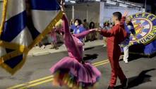 Sem desfile oficial, escolas de samba de SP fazem Carnaval nas quadras e ruas
