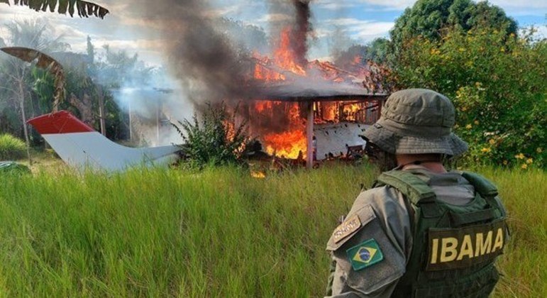 Avião sendo destruído pelo Ibama na Terra Indígena Yanomami