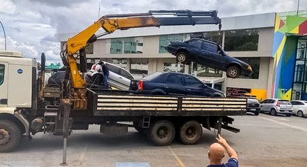 Ação do programa DF Livre de Carcaça retira carro abandonado das ruas