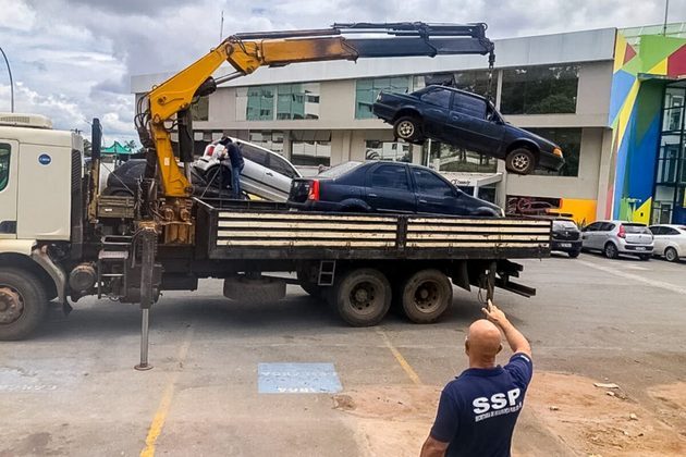 Ação do programa DF Livre de Carcaça retira carro abandonado das ruas