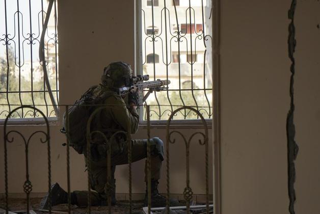 Os militares israelenses também estão atuando na fronteira sul de Gaza, próximo à cidade de Khan Younis, e no campo de refugiados de Jabalia, no norte