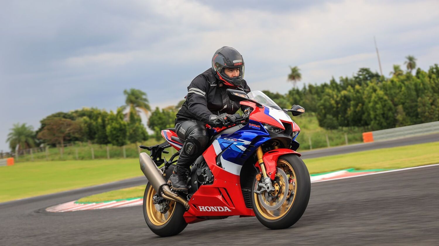 Honda CBR 1000RR-R SP traz tecnologia das pistas para as ruas