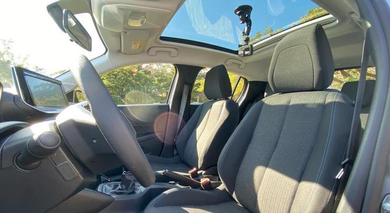 Hatchback conta com teto solar panorâmico