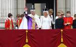Família real cumprimenta os súditos no balcão do Palácio de Buckingham, neste sábado (6), após o evento de coroação de Charles 3º