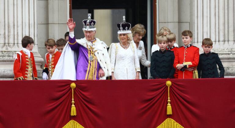 Charles e Camilla Parker Bowles partiram do Palácio de Buckingham às 10h20 (6h20 no Brasil) em uma carruagem em direção à Abadia de Westminster. O casal percorreu o trajeto de 2 quilômetros, cercado por guardas reais e também por uma multidão que tomou as ruas. Depois, eles retornaram ao palácio e acenaram para apoiadores