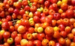 Vitamina CPesquisas realizadas nas últimas décadas apontam o papel da vitamina C na regeneração de tecidos em todo o corpo. Sabe-se que ela ajuda a curar feridas, além de ser importante para a saúde dos dentes. É um poderoso antioxidante que ajuda a combater radicais livres no organismo. A fonte mais famosa de vitamina C é a laranja, mas o nutriente está presente em quantidade ainda maior na acerola, couve, pimentão, goiaba, brócolis, entre outros 