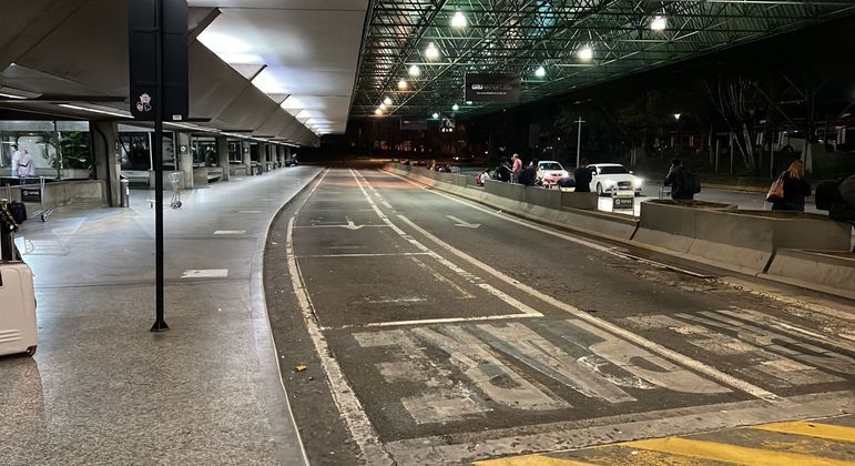 Acesso a terminal no aeroporto de Guarulhos, na Grande São Paulo