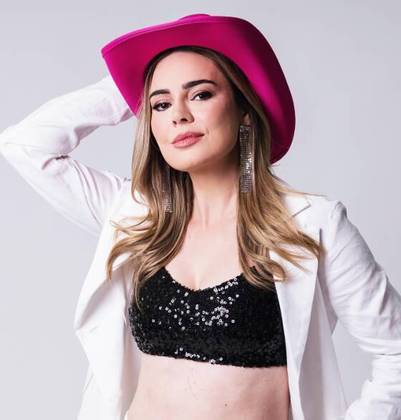 Rachel Sheherazade, peoa de A Fazenda 15 deixou até a rival no jogo, Kamila Simoni, chocada com sua idade. A jornalista completou 50 anos no início deste mês. Simoni chegou até a comentar com colegas do reality rural que pensava que Rachel tinha entre 35 e 37 anos — a mesma idade dela