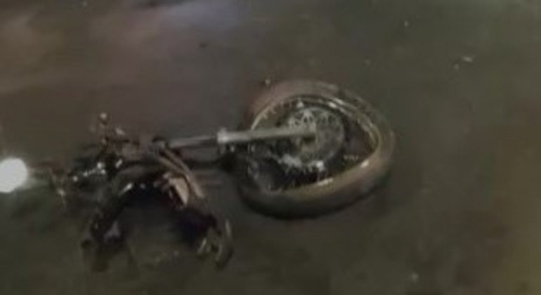 Motocicleta partida ao meio em acidente na Avenida Hélio Prates, em Ceilândia