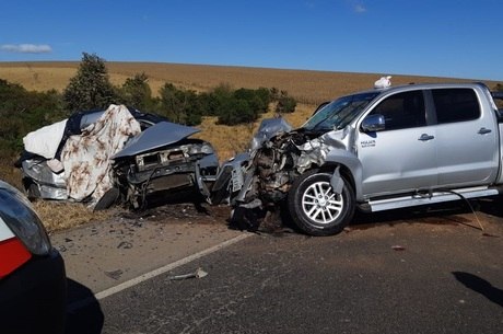 Um morre e três ficam feridos em batida entre caminhonete e caminhão na  BR-262, Triângulo Mineiro