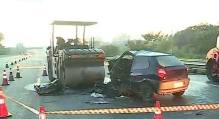 Carro bate em máquina de obra e duas pessoas morrem na Grande SP