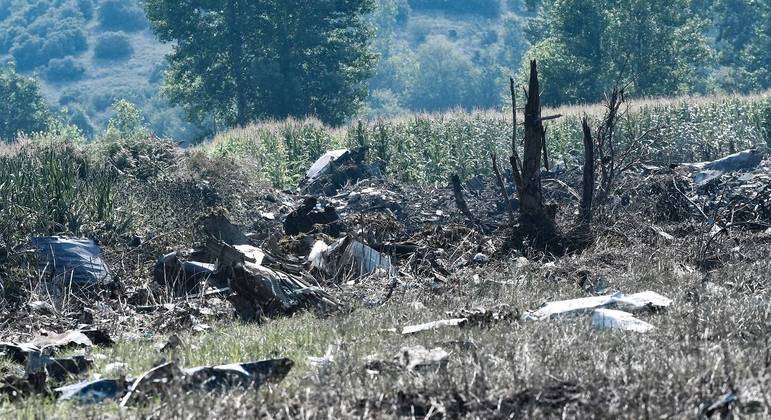 Destroços do acidente de um avião de carga Antonov An-12 a poucos quilômetros da cidade de Kavala, na Grécia